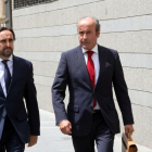 Alberto Esgueva, junto a su abogado a su llegada al juzgado.-ICAL