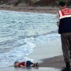 El cuerpo de Aylan Kurdi, un bebé de 3 años, apareció en las costas turcas el pasado mes de septiembre y se convirtió en la imagen de la crisis de los refugiados.-AP