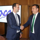El director general de ACOR, José Luis Domínguez (D) y el director de Telefónica en Castilla y León, Javier Alonso, firman el acuerdo-ICAL