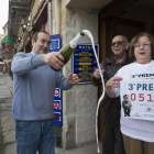 Los propietarios del estanco de la Plaza Mayor de Ciudad Rodrigo, que cuenta con terminal de venta de Lotería, brindan con champán al vender parte del tercer premio de la lotería..-ICAL