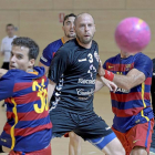 Diego Camino y Roberto Pérez observan la trayectoria del balón en un ataque del Atlético Valladolid, ayer, en Barcelona.-Photo-deporte