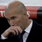 Zinedine Zidane, durante el encuentro de Copa ante el Sevilla el pasado miércoles en el Bernabéu.-EFE / JUANJO MARTÍN