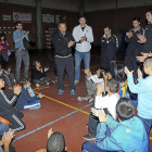 Alunmos del Cristobal Colón aplauden a los jugadores del Ciudad de Valladolid-El Mundo