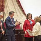 La directora del archivo de Simancas, Julia Rodriguez, recibe el diploma de manos de Luis Lafuente.-ICAL