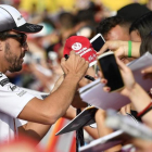 Fernando Alonso firma autógrafos en Hungaroring.-EFE / ZSOLT CZEGLEDI