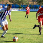 Marcos André, autor del primer gol, se lleva el balón ante la defensa del Villa de Simancas.-REYES MOYANO