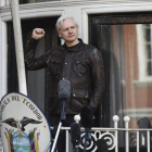 Protegido 8Assange saluda desde la embajada ecuatoriana, ayer.-EFE / ANDY RAIN