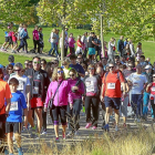 Participantes recorriendo un tramo del circuito de la II Caminata ‘Contra el hambre’.-REPORTAJE GRÁFICO:J.M. LOSTAU