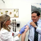 El consejero de Sanidad, Antonio Sáez, se vacuna frente a la gripe-Ical