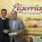 Los nuevos propietarios de la fábrica de chocolate de Elorriaga presentan su proyecto. De I. a D. el exfutbolista del Barcelona y el Atlético de Madrid, Luis García y el propietario de Energy Shot, José Antonio García.-ICAL
