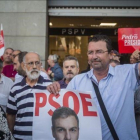 Militantes del PSOE se concentran en apoyo de Pedro Sánchez ante la sede socialista en València.-MIGUEL LORENZO