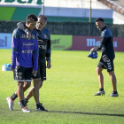 Paco Herrera anima a Zambrano durante un entrenamiento.-MIGUEL ÁNGEL SANTOS