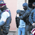 Uno de los detenidos en Roda de Ter es trasladado por los Mossos.-ACN / LAURA BUSQUETS