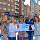 Representantes de los comerciantes de Santa Clara entregan el premio de 50 euros a la ganadora del sorteo.-E. M.