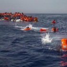 Un grupo de emigrantes y refugiados africanos intentan alcanzar a nado el barco de la oenegé Proactiva Open Arms el pasado 23 de julio.-AP / SANTI PALACIOS