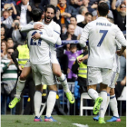 El delantero del Real Madrid Morata (de espalda) celebra su gol con su compañero el centrocampista Isco, primero para el equipo, durante el partido correspondiente a la 23 jornada de Liga contra el Espanyol.-EFE