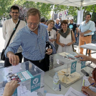 Manuel Saravia, vota en presencia de Alberto Bustos, Rosalba Fonteríz y María Sánchez.-M.Á.S.