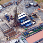 Un pozo de extracción de gas con la técnica de la fractura hidráulica, mientras se instala.-ECB