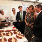 La consejera de Agricultura y Ganadería, Silvia Clemente,  junto con el presidente de la Diputación, Francisco Vázquez (C), y el presidente de la Asociación de Camareros de Segovia, Pablo Martín (D)-Ical