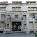 Edificio del antiguo colegio de El Salvador, en el que está previsto albergar parte de las sedes judiciales.-J. M. LOSTAU