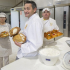 Adolfo Bastida (centro), alma máter de La Casa del Jamón muestra con orgullo sus panes, roscones y postres en el obrador, base de operaciones de su negocio.-ISRAEL L. MURILLO