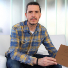 Mauro Alberto García posa con su último poemario. - SAMUEL TEJEDA