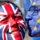 Dos activistas con las caras pintadas con la bandera británica y la de la Unión Europea participan en una manifestación contra el  brexit en Bruselas.-EFE / OLIVIER HOSLET