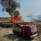 Una dotación de bomberos en la extinción de un fuego en un rastrojo.-E. M.
