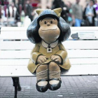 Una muñeca de Mafalda en un banco de Buenos Aires, en la Argentina natal de Quino, su creador.-EFE / DAVID FERNÁNDEZ