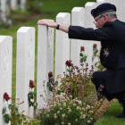 Un veterano visita el Cementerio de la Commonwealth con motivo de las celebraciones del 75º  aniversario del desembarco de Normandía.-EFE / NEIL HALL