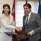 El consejero de Fomento y Medio Ambiente, Juan Carlos Suárez-Quiñones, durante la firma del convenio con la directora de Política de Defensa del Ministerio de Defensa, Elena Gómez.-ICAL