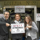 La lotera, Beatriz Álvarez, en el centro, enseña el número del cuarto premio del que sólo vendió un décimo por terminal, el único premio que  cayó en Valladolid-J.M.Lostau