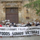 Los exseminaristas se concentran en la plaza Obispo DonMarcelo de Astorga para protestas contra la pederastia en la Iglesia.-ICAL