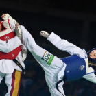 Eva Calvo esquiva un golpe de la galesa Jade Jones, en el combate por el oro-KIRILL KUDRYAVTSEV / AFP
