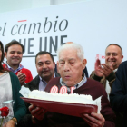 El secretario general de el PSOE, Pedro Sánchez (D), junto al militante Antonio Fernández, que recientemente ha cumplido 100 años.-ICAL