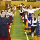 Colocadas en dos filas, las bailarinas levantan los brazos para comenzar a bailar las tradicionales jotas castellanas en Laguna.-J.M.LOSTAU