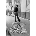 Manuel López Represa, de espaldas, junto al cuerpo de su padre tendido en el suelo el 15 de junio de 1990. | E. M.