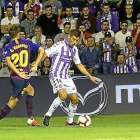 Rubén Alcaraz se dispone a centrar ante la defensa del barcelonista Sergi Roberto.-J.M. LOSTAU