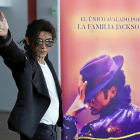 Álex Blanco, caracterizado como Michael Jackson, junto al cartel de ‘Forever’.-J. M. LOSTAU