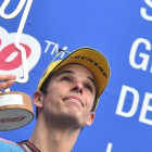 Àlex Márquez celebra, en el podio de Le Mans, su victoria en Moto2.-AFP / JEAN-FRANCOIS MONIER