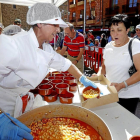 Largas colas se agolpan en la plaza Mayor de La Bañeza para recoger su ración de alubias, como en la imagen de archivo.-ICAL