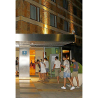 Un grupo de personas vuelve al hotel del que fueron evacuados.-J. M. LOSTAU