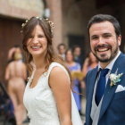 El coordinador federal de Izquierda Unida (IU), Alberto Garzón, y su pareja Anna Ruiz, tras darse el sí quiero.-ABEL ALONSO (EFE)