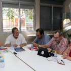 Los concejales electos de VTLP Manuel Saravia, y de Sí Se Puede Charo Chávez (D), durante la reunión entre ambas formaciones en Valladolid-ICAL