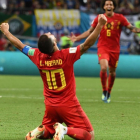 Hazard se arrodilla para celebrar el éxito de Bélgica ante Brasil.-AFP / JEWEL SAMAD
