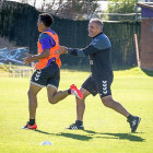 Paco Herrera impulsa con una sonrisa a Iban Salvador durante un entrenamiento.-MIGUEL ÁNGEL SANTOS