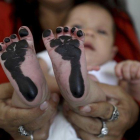 Niños nacidos en Colombia de padres venezolanos.-AP