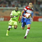 Fede San Emeterio corre tras el balón perseguido por Igbekeme en el partido Granada-Zaragoza.-LALIGA