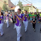 Una charanga abre el paso al desfile de peñas en el barrio de la Overuela.-PABLO REQUEJO/PHOTOGENIC