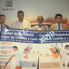 Dirigentes de la Federación de Tenis y autoridades locales y regionales, durante la presentación de los torneos masculino y femenino. E-E.M